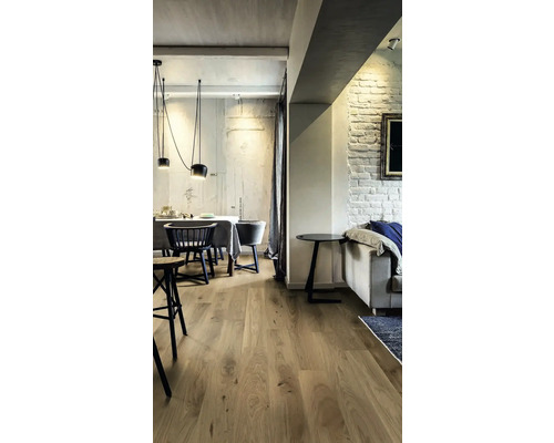 Interiér s drevenou podlahou, jedálenským stolom a sedením vo svetlom dizajne