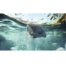 Čistiaci robot do bazéna vo vode