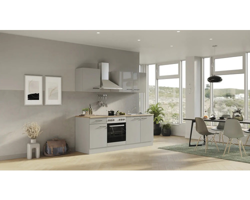 Svetlá kuchyňa s drezom, sporákom, digestorom a jedálenským stolom v priestrannej izbe s veľkými oknami