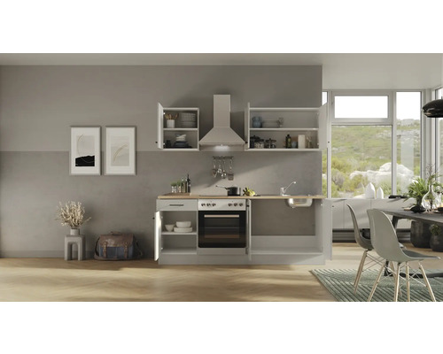 Kuchynská linka so závesnými skrinkami, digestorom, sporákom a drezom vo svetlej miestnosti