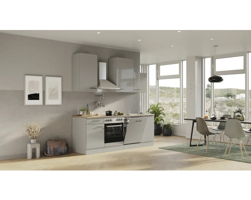 Svetlá kuchyňa so vstavanými spotrebičmi a jedálenským kútom pri veľkých oknách