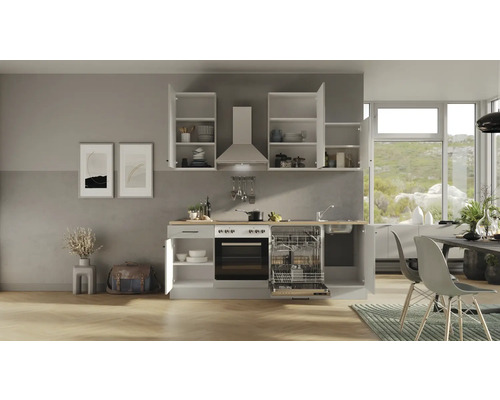 Kompletná kuchyňa so závesnými skrinkami, digestorom, sporákom, umývačkou riadu a drezom.