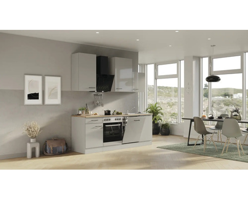 Svetlý obývací priestor s kuchynskou linkou, jedálenským stolom a stoličkami.