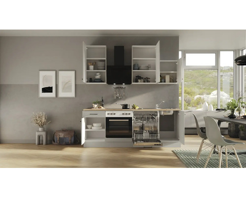 Svetlá kuchyňa so vstavanými spotrebičmi a otvorenými skriňami v moderne zariadenej izbe