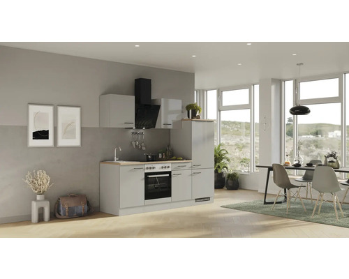 Svetlá obývacia izba s kuchynským kútom, jedálenským stolom a stoličkami