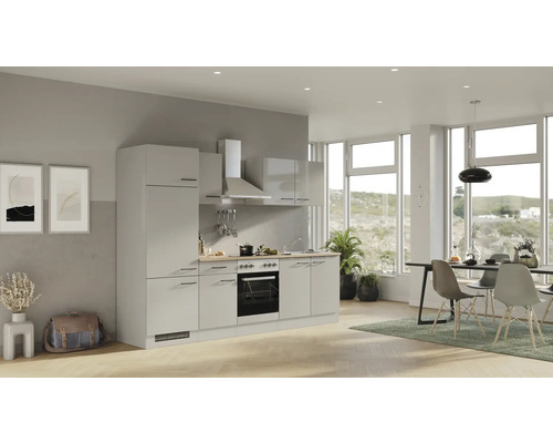 Svetlá kuchyňa so vstavanými skriňami, digestorom a jedálenským kútom vo svetlej, modernej izbe.