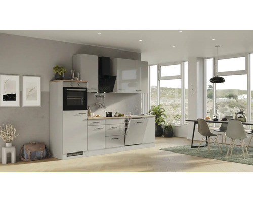 Svetlá kuchyňa so vstavanými spotrebičmi, drezom a jedálenským stolom v modernom štýle