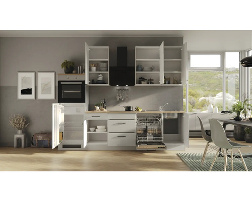 Svetlá kuchyňa so vstavanými skriňami, umývačkou riadu, chladničkou a digestorom.