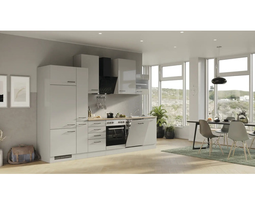 Svetlá kuchyňa s kuchynskými skrinkami, digestorom, drezom, umývačkou riadu, rúrou a jedálenským priestorom vo svetlej miestnosti