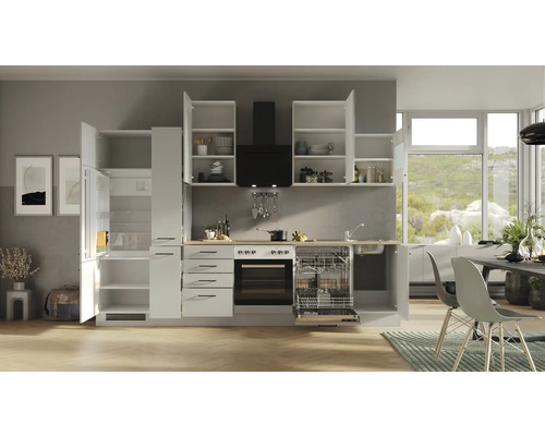 Moderná kuchyňa s bielymi skrinkami, drezom, sporákom, chladničkou a umývačkou riadu