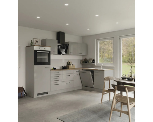 Svetlá kuchyňa so vstavanými spotrebičmi, drezom a jedálenským kútom