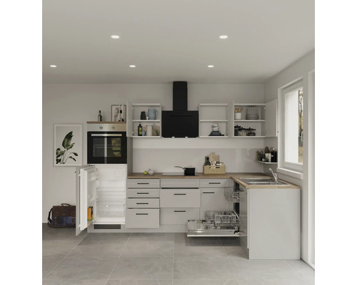 Svetlá kuchyňa s otvorenou chladničkou, umývačkou riadu, varnou doskou, digestorom a hornými skrinkami.