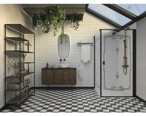 Kúpeľňa so sprchou, umývadlom, zrkadlom, regálom a čierno-bielou kockovanou podlahou.