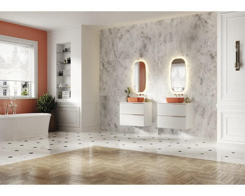 Svetlá kúpeľňa s vaňou, umývadlovými skrinkami a osvetlenými zrkadlami