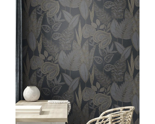 Detailný záber steny s tapetou so vzorom listov v obývacej izbe.