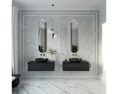 Svetlá kúpeľňa s dvoma umývadlami, oválnymi zrkadlami a mramorovou podlahou