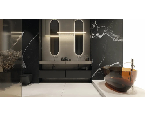 Moderná kúpeľňa s vaňou, umývadlom, zrkadlom a tmavou mramorovou stenou.