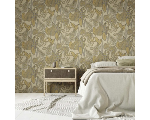 Spálňa s kvetinovou tapetou, posteľou a nočným stolíkom