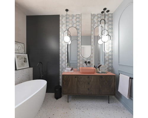 Kúpeľňa s vaňou, umývadlom, zrkadlom a osvetlením pre moderné prostredie