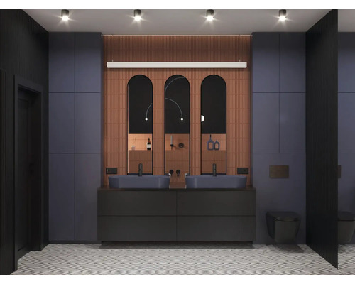 Kúpeľňa s dvojitým umývadlom, tromi zrkadlami, toaletou a dlaždenou podlahou