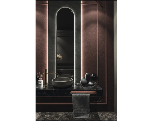 Moderná kúpeľňa s umývadlom, zrkadlom a držiakom na uteráky