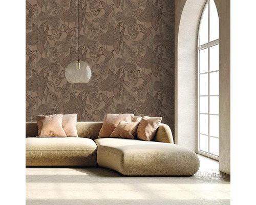 Obývacia izba s kvetinovou tapetou, pohovkou a oknom