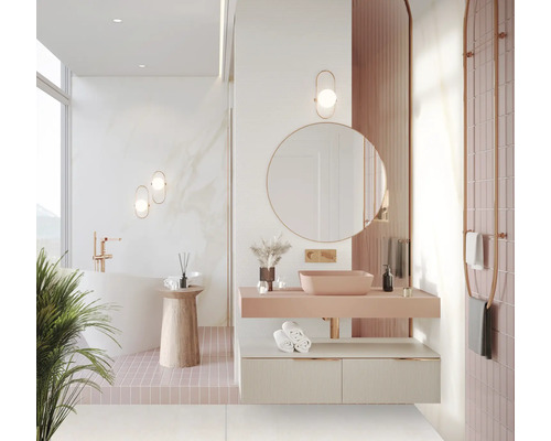 Kúpeľňa s umývadlom, zrkadlom, vaňou a držiakom na uteráky