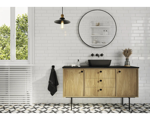 Kúpeľňa s umývadlom, zrkadlom, lampou a bielymi tehlovými obkladačkami