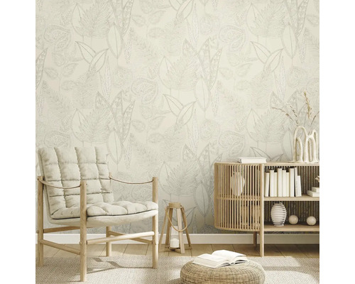 Obývacia izba s tapetou so vzorom, kreslom a drevenou komodou