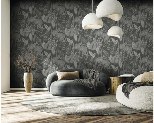 Obývacia izba s kvetinovou tapetou, pohovkou a dekoráciou