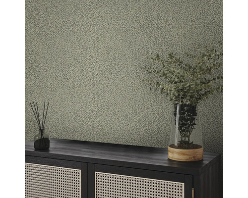 Dekoratívna tapeta s jemným vzorom nad komodou s dekoráciou