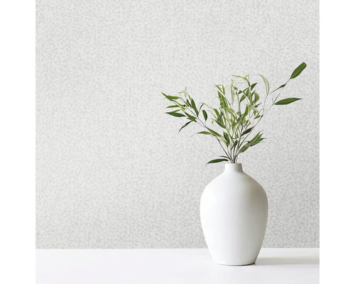 Zátišie s tapetou so vzorom a vázou s konármi