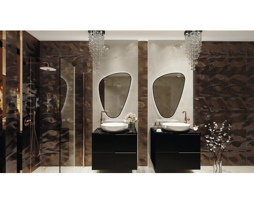 Svetlá kúpeľňa so sprchovacím kútom, skrinkami pod umývadlo, zrkadlami nezvyčajného tvaru a trblietavými lustrami