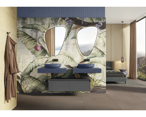 Kúpeľňa s dvojitým umývadlom, zrkadlami a botanickou tapetou