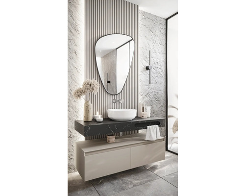 Moderná kúpeľňa so zrkadlom, umývadlom a skrinkou