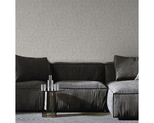 Vzorovaná tapeta v obývacej izbe s pohovkou a stolom