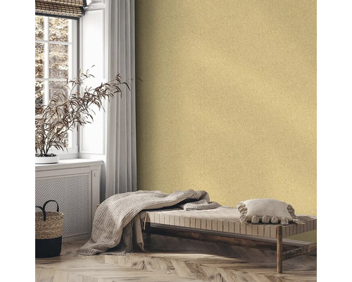 Obývacia izba so zlatou štruktúrovanou tapetou, lehátkom a oknom