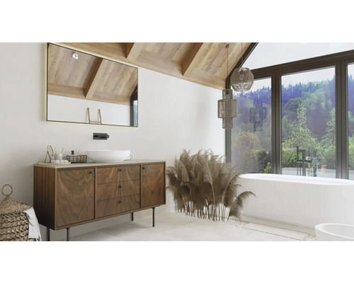 Kúpeľňa s umývadlovou skrinkou, zrkadlom a vaňou pred oknom