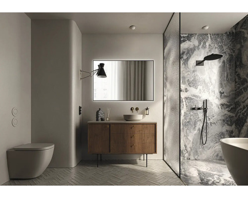 Moderná kúpeľňa s umývadlovou skrinkou, zrkadlom, toaletou a sprchou.