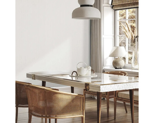 Jedáleň s jedálenským stolom, stoličkami, lampou a dekoráciou