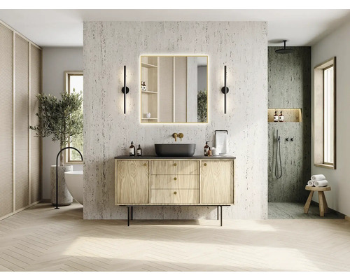 Kúpeľňa s umývadlovou skrinkou, zrkadlom, osvetlením a sprchou.