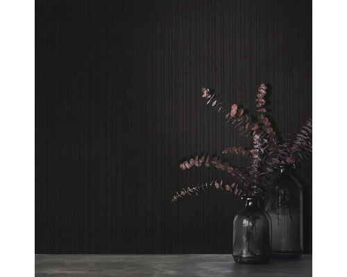 Dekoratívne eukalyptové vetvy v sklenených vázach pred tmavou stenou