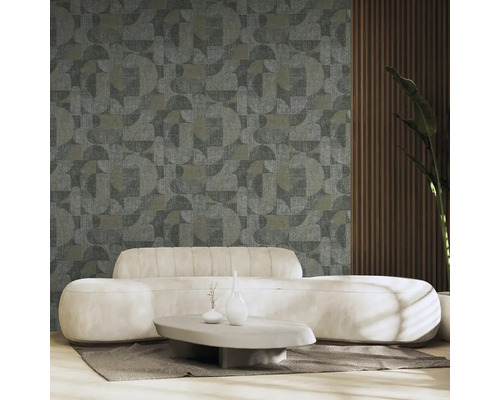 Obývacia izba s pohovkou a geometrickou tapetou