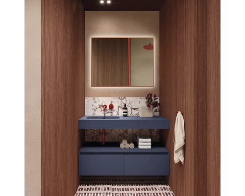 Moderná kúpeľňa s modrou skrinkou pod umývadlo, osvetleným zrkadlom a drevenými panelmi