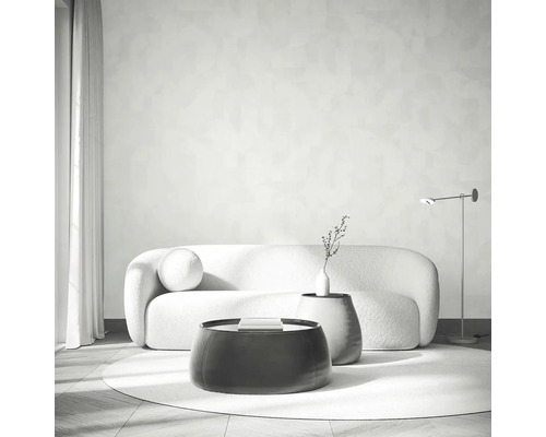 Obývacia izba s pohovkou, konferenčnými stolíkmi, stojacou lampou a závesom pre štýlový interiér.