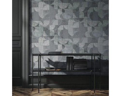 Scéna s grafickou tapetou, konzolou a knihami