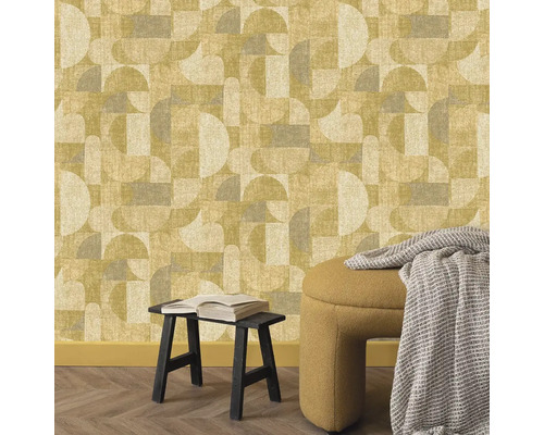 Scéna s tapetou so vzorom, stoličkou a malým stolom