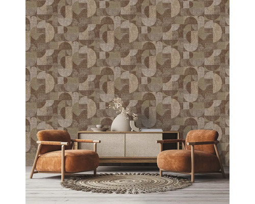 Obývacia izba so vzorovanou tapetou, príborníkom, kobercom a kreslami