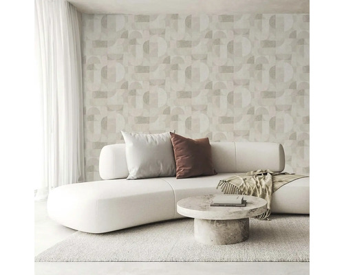 Obývacia izba s pohovkou, konferenčným stolíkom a geometrickou tapetou