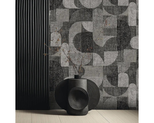 Dekoratívny interiér so vzorovanou tapetou, ryhovaným obkladom stien a skulpturálnou vázou